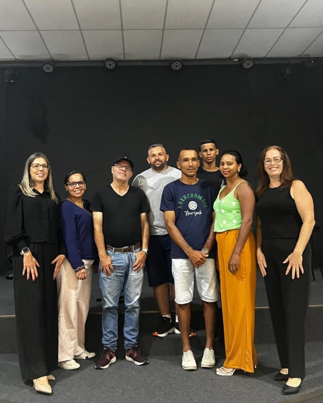 Turma reunida no palco do treinamento